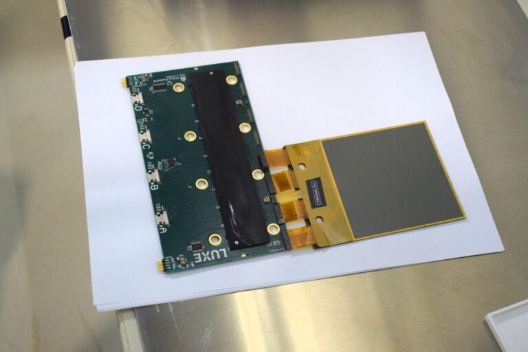 View of one Compact SIlicon Sadwich (CSIS) connected to the Fron End Board with FLAME ASICS (hidden behind the black plastic cover, which was replaced by Aluminim cover)