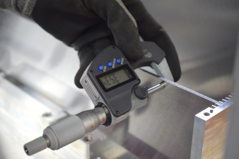 Measurement, on site, of the thicknes of the tungsten plate. These plates have dimensions of 540mmx100mmx3.5mm and a planarity requirement on the surface of 50um or better.